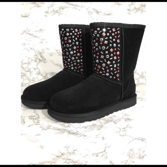 NIB UGG Woman's Classic Shorts Stud ll Boots SZ 7. - Picture 2 of 11